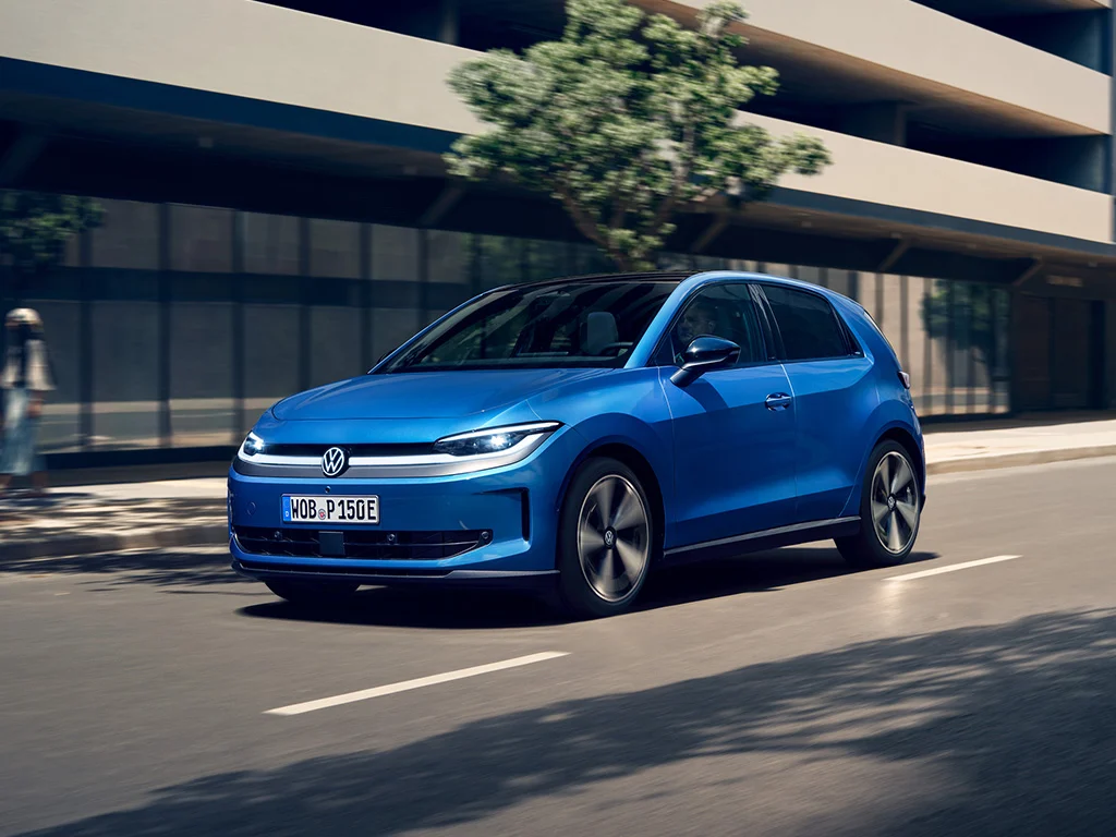 Volkswagen ID.Polo 2 1024x768 blaues Fahrzeug in der Innenstadt